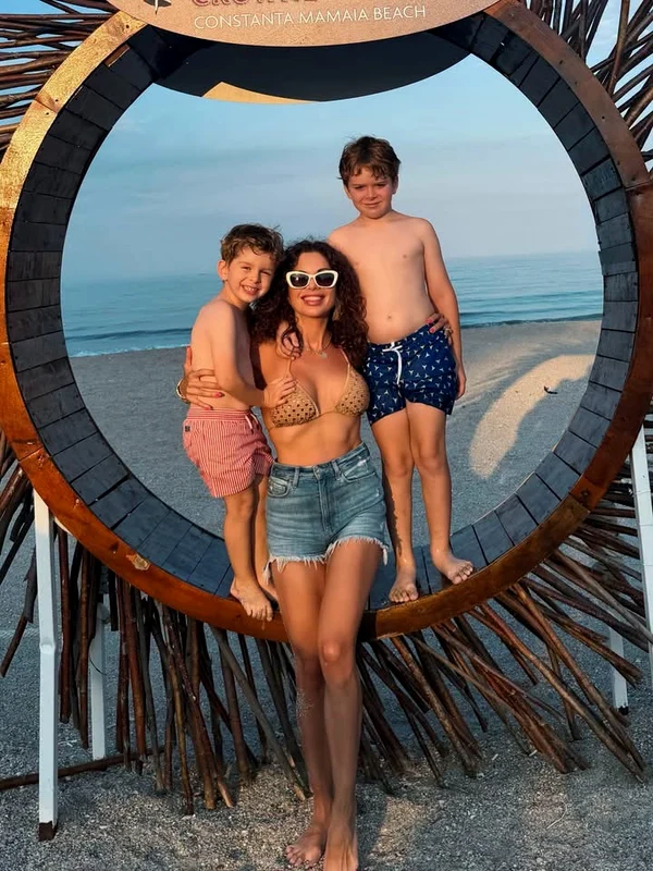 Iasmina Hill, cu băieții Michael și David la malul Mării Negre foto: Instagram