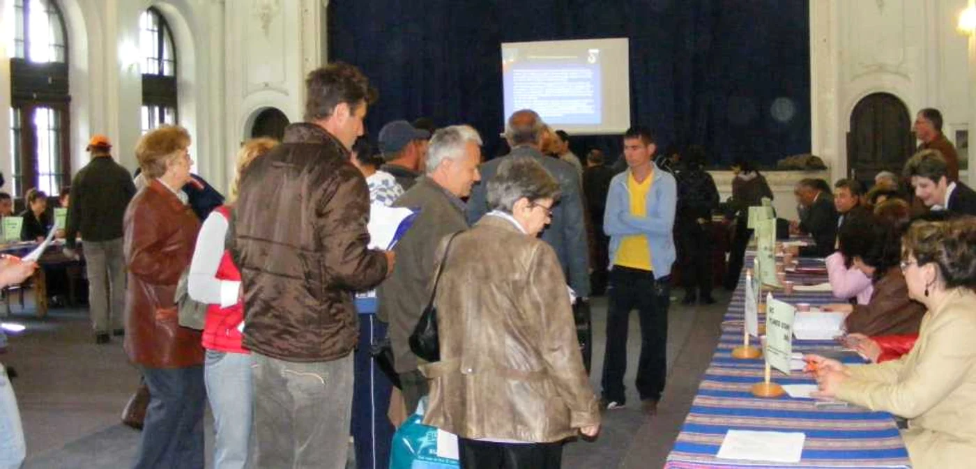 Criza e în toi, locurile de muncă sunt tot mai greu de găsit, dar asta nu-i deranjează pe funcţionarii de la Guvern