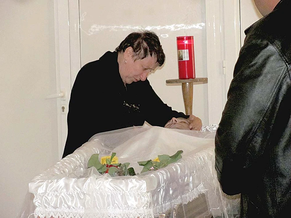 
    Îndurerată, mama  ofiţerului nu s-a  dezlipit de la  căpătâiul acestuia  