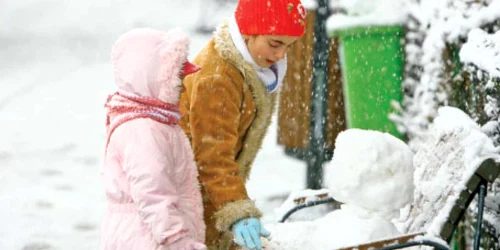 Copiii s-au bucurat de ninsoare şi au făcut oameni de zăpadă 