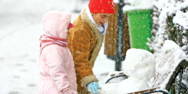 Copiii s-au bucurat de ninsoare şi au făcut oameni de zăpadă 