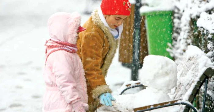 Copiii s-au bucurat de ninsoare şi au făcut oameni de zăpadă 