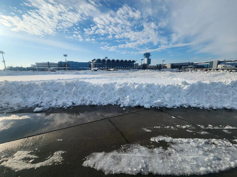 Unele companii aeriene au trimis pe Otopeni aeronave de capacitate mare pentru preluarea pasagerilor, după anulările de miercuri