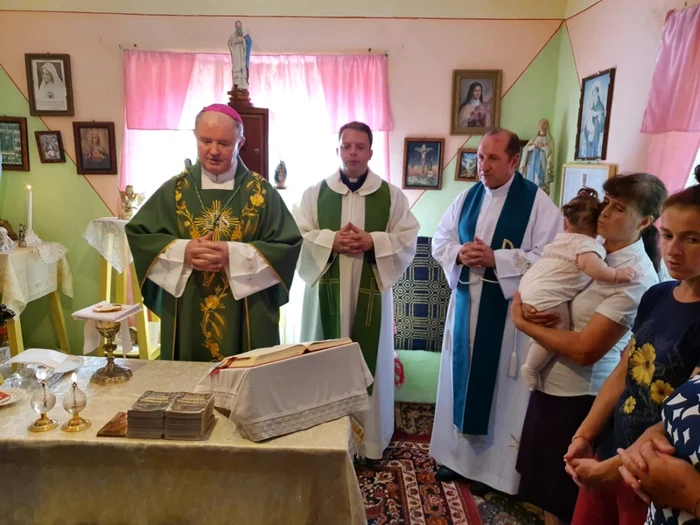 ÎPS Aurel Percă în mijlocul comunităţii din Nistoreşti Sursa foto: ARCB