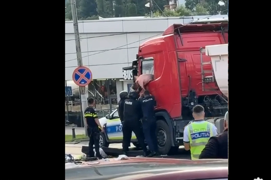 Șoferul a fost scos cu forța din mașină. Captură video FB Ploieștiul Tău