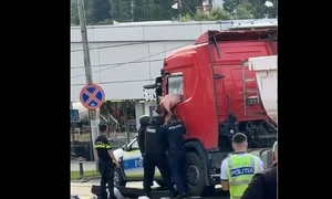 șoferul a fost scos cu forța din cabină   Captura video FB Ploiesti News png