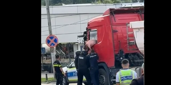 șoferul a fost scos cu forța din cabină   Captura video FB Ploiesti News png