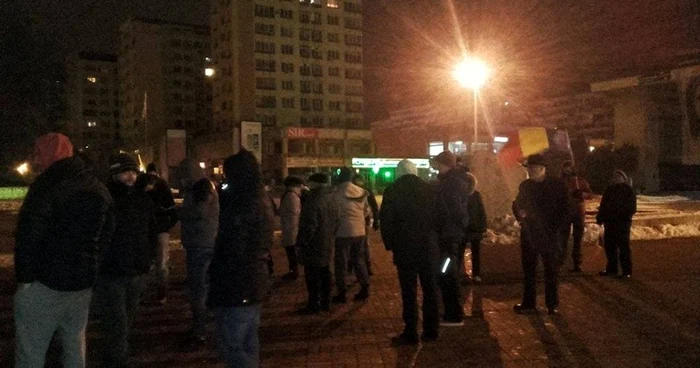 Proteste şi la Piteşti: Aproape 100 de oameni au ieşit în centrul oraşului şi au scandat împotriva Guvernului: „Hoţii! Trădătorii!”