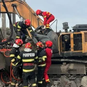 o persoana a murit dupa ce o grinda de beton a cazut peste un excavator png
