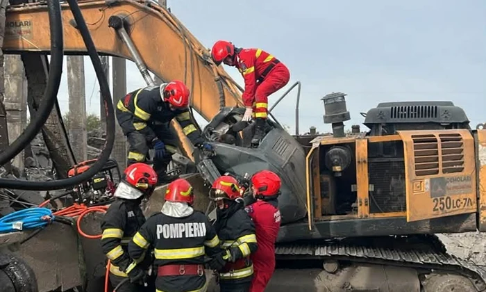 o persoana a murit dupa ce o grinda de beton a cazut peste un excavator png