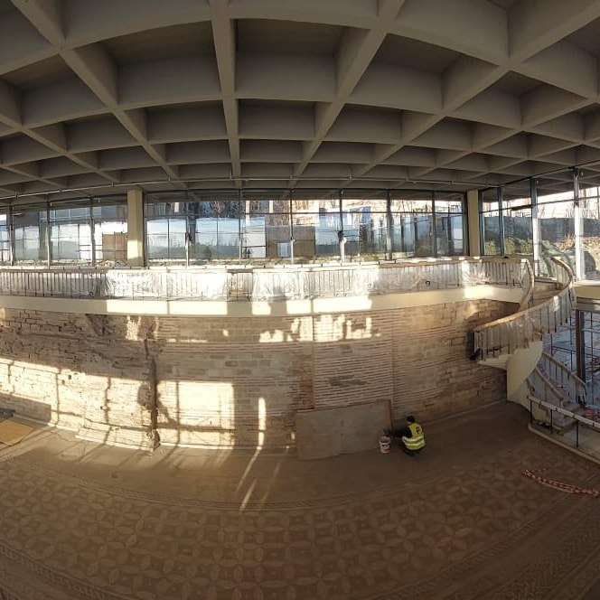 Restaurarea comorii romane din vechiul Tomis în stadiu avansat, mozaicul antic distrus de port. Vezi video! Restaurarea comorii romane din vechiul Tomis în stadiu avansat, mozaicul antic distrus de port. Vezi video!