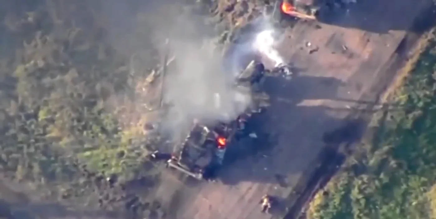 Blindate rusești distruse de sistemele HIMARS FOTO: captura video Twitter/Ukraine Weapons Tracker