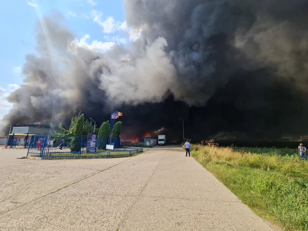 Focul se manifestă violent cu mari degajări de fum. Foto: ISU Alba