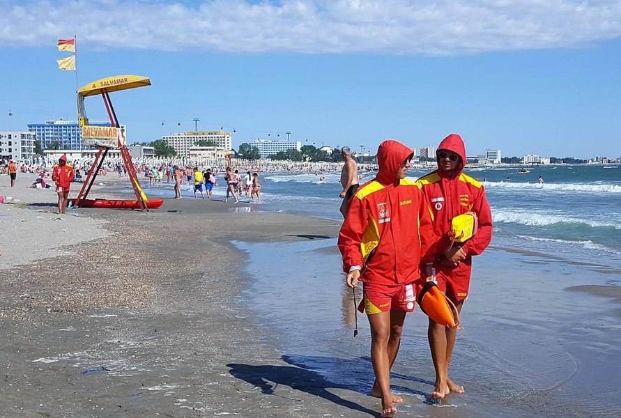 O fetiță l-a făcut să plângă pe un salvamar: „Ați făcut treabă bună, chiar dacă unii turiști au fost neascultători“