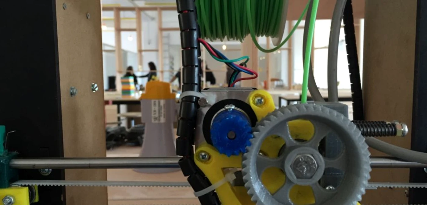 La NOD Makerspace, vizitatorii şi abonaţii pot folosi imprimante 3D