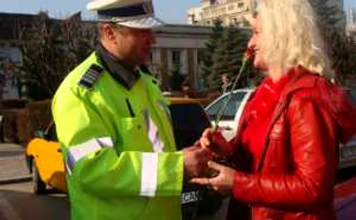 Conducătoarele auto vor primi flori şi mărţişoare şi de 8 Martie