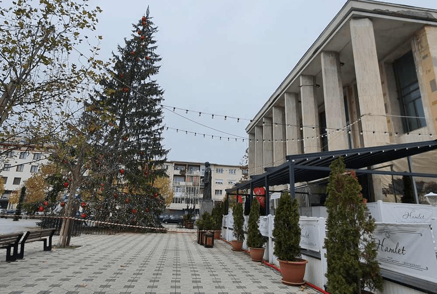Bradul de Crăciun din Bacău, ca Turnul din Pisa. Deși este strâmb, a fost ornat de autorități pentru Sărbători