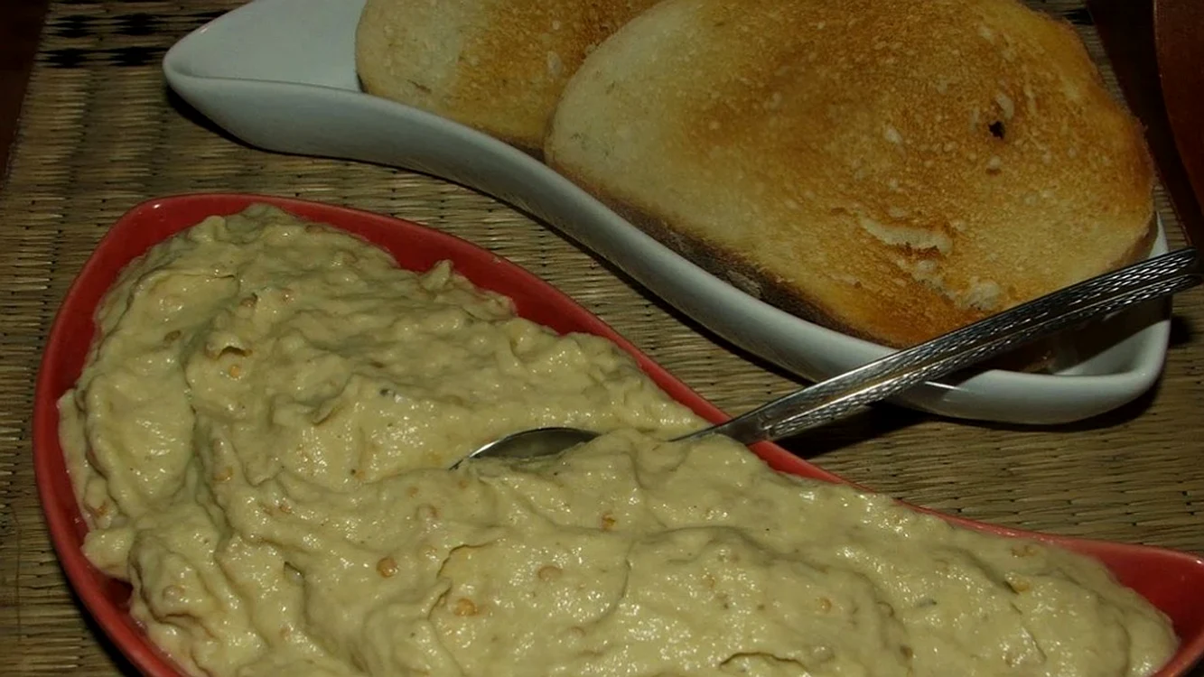 salata de vinete si paine praita jpg