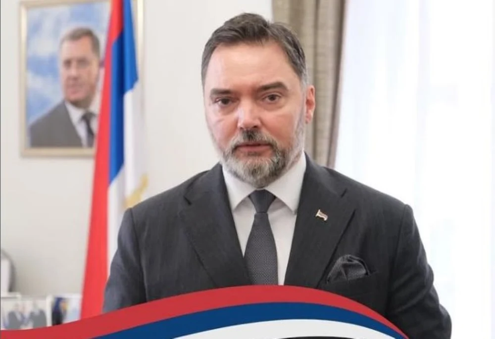 Gest extremist în Bosnia. Ministrul Stasa Kosarac i-a trimis o cască nazistă diplomatului german Christian Schmidt: „O moștenire a strămoșilor tăi naziști”