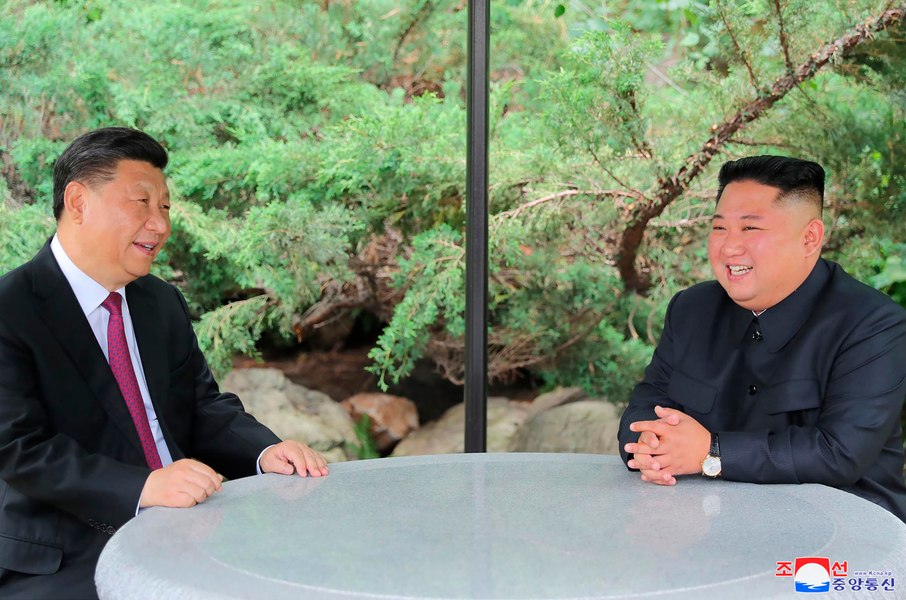 Xi Jinping, primit de Kim Jong-un la Phenian. Liderul Coreei