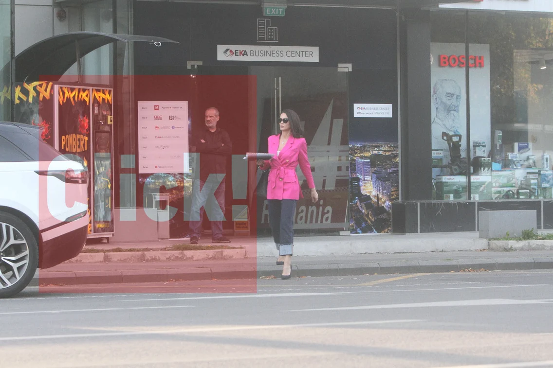 Geanina Ilieș a ales un sacou fucsia foto: Click!