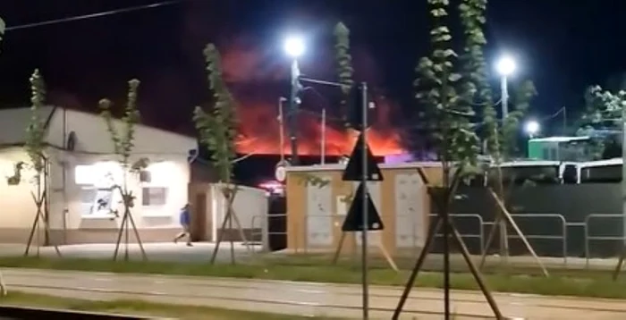 Incendiu puternic în Timișoara: focul a cuprins mai multe garaje / foto: captură video