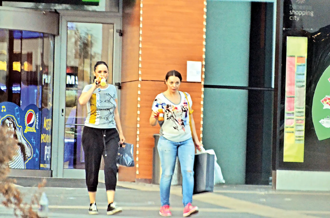 
    Andreea Marin nu renunţă la sucul ei nici când merge la cumpărăturiFoto: Alex Muscaliu   
