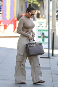 Jennifer Lopez în bej, Profimedia