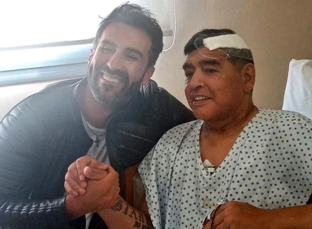 Diego Maradona, alături de medicul său, Leopoldo Luque, după operația pe creier FOTO: Instagram