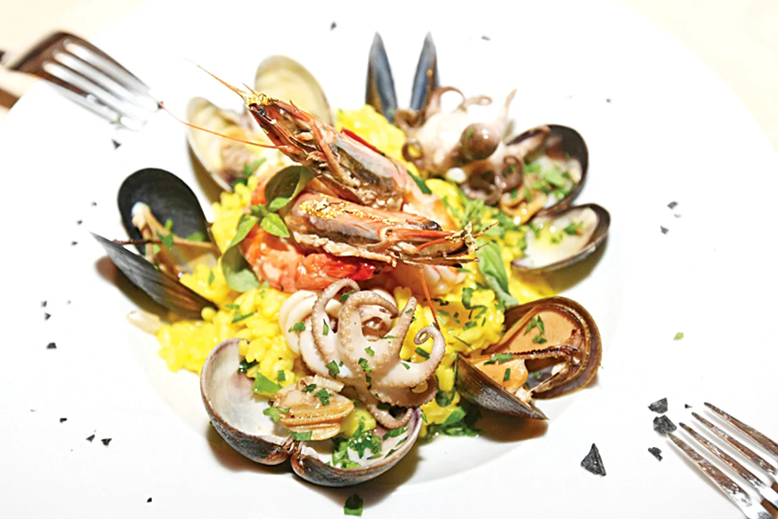 Orez cu fructe de mare aurite