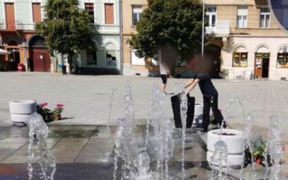 O femeie şi-a spălat covoarele în cea mai nouă fântână arteziană din Arad, deschisă recent publicului VIDEO