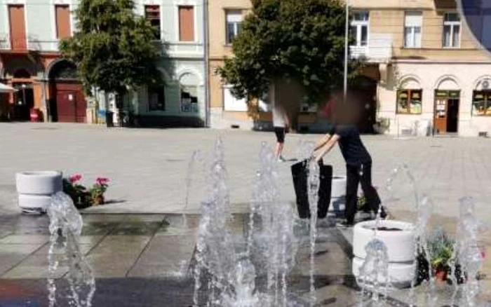 O femeie a spălat covoarele mașinii în fantâna arteziana FOTO: Poliția Locala