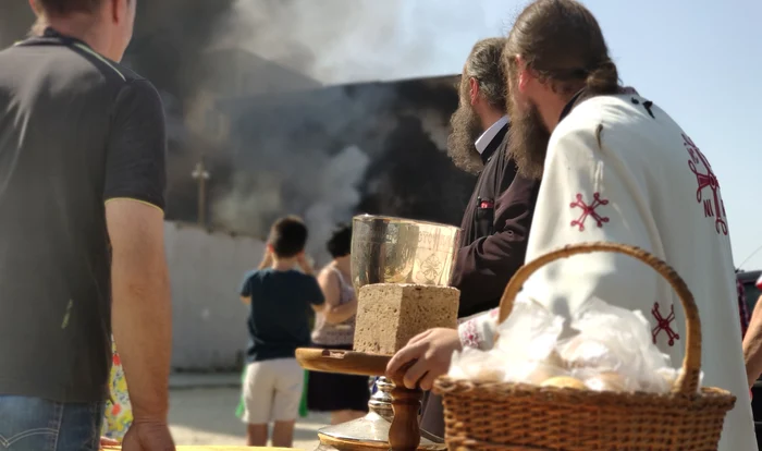 Preoții privesc cum flăcările mistuie biserica FOTO Călin Gavrilaș
