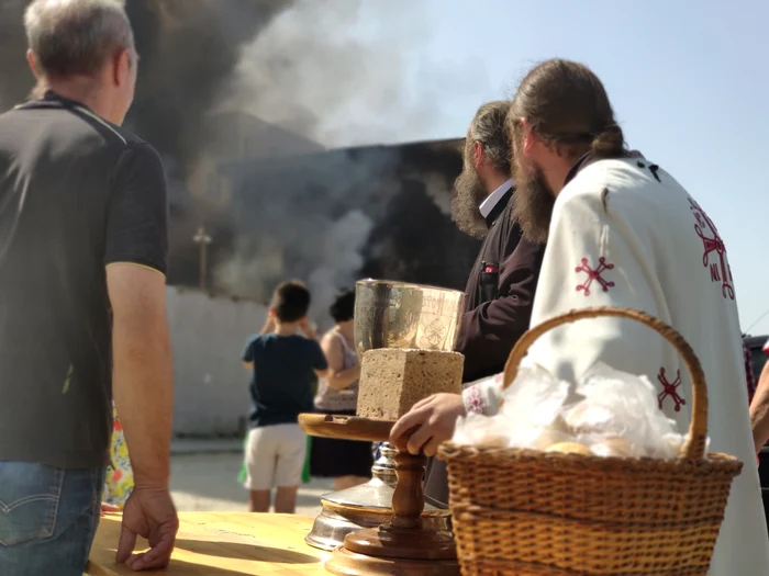 Preoții au privit neputincioși FOTO: Călin Gavrilaș