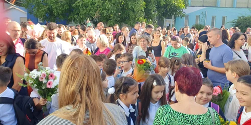 arinti curtea scolii jpg