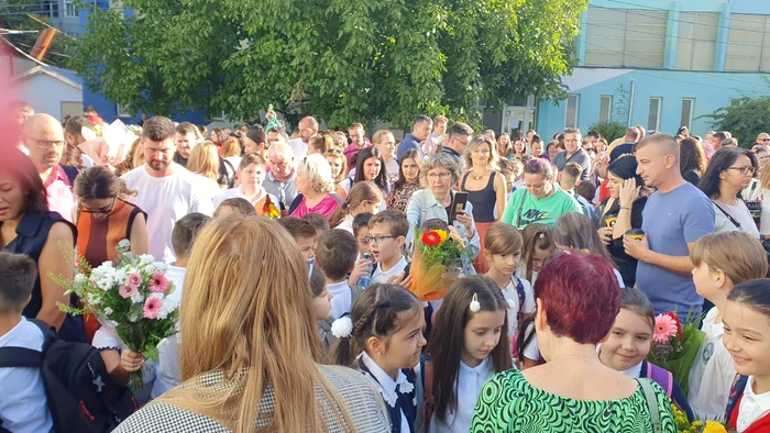 Părinți în curtea școlii la festivitatea de început de an școlar 2024-2025