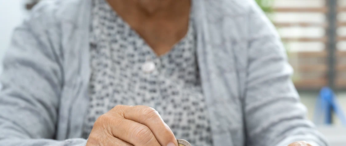 Femeia a fost convinsă să retragă zeci de mii de lei de la bancă. FOTO Shutterstock