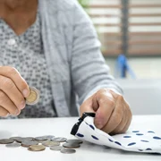 Batrana pensionara bani pensie FOTO Shutterstock jpg