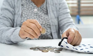 Batrana pensionara bani pensie FOTO Shutterstock jpg