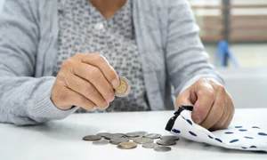 Batrana pensionara bani pensie FOTO Shutterstock jpg