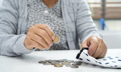 Batrana pensionara bani pensie FOTO Shutterstock jpg