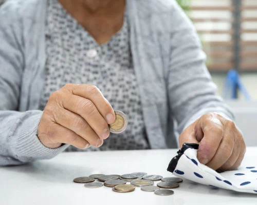 Batrana pensionara bani pensie FOTO Shutterstock jpg