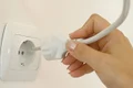 Când schimbi  priza, verifică să  nu fie conectată la  curentul electric jpeg