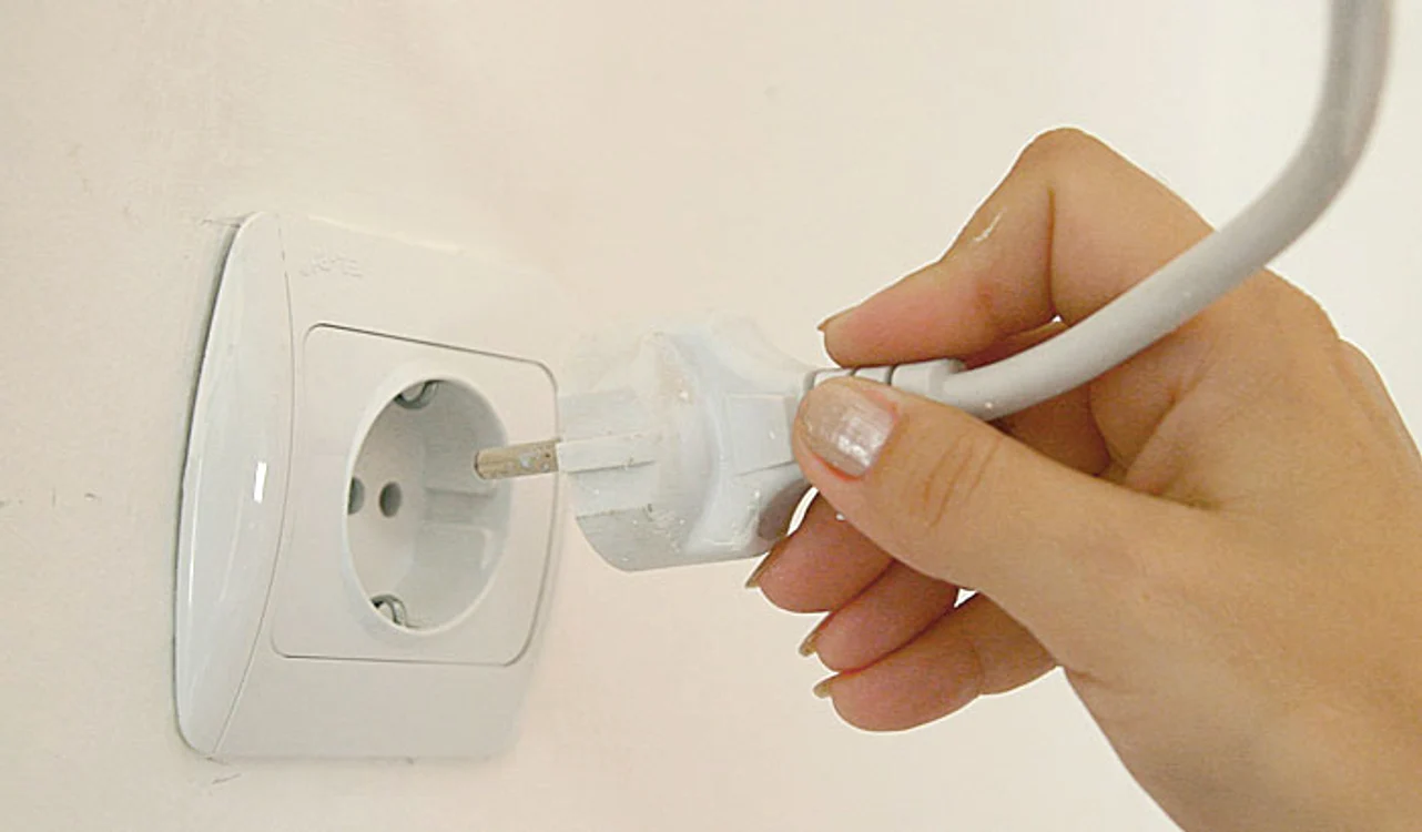 Când schimbi  priza, verifică să  nu fie conectată la  curentul electric