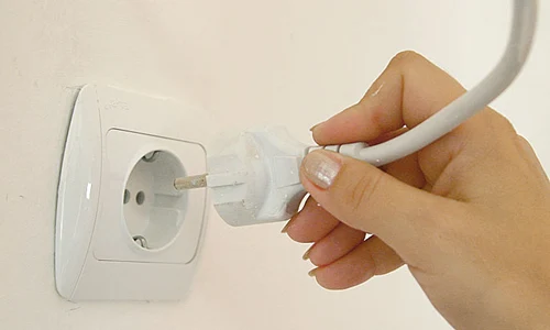Când schimbi  priza, verifică să  nu fie conectată la  curentul electric jpeg