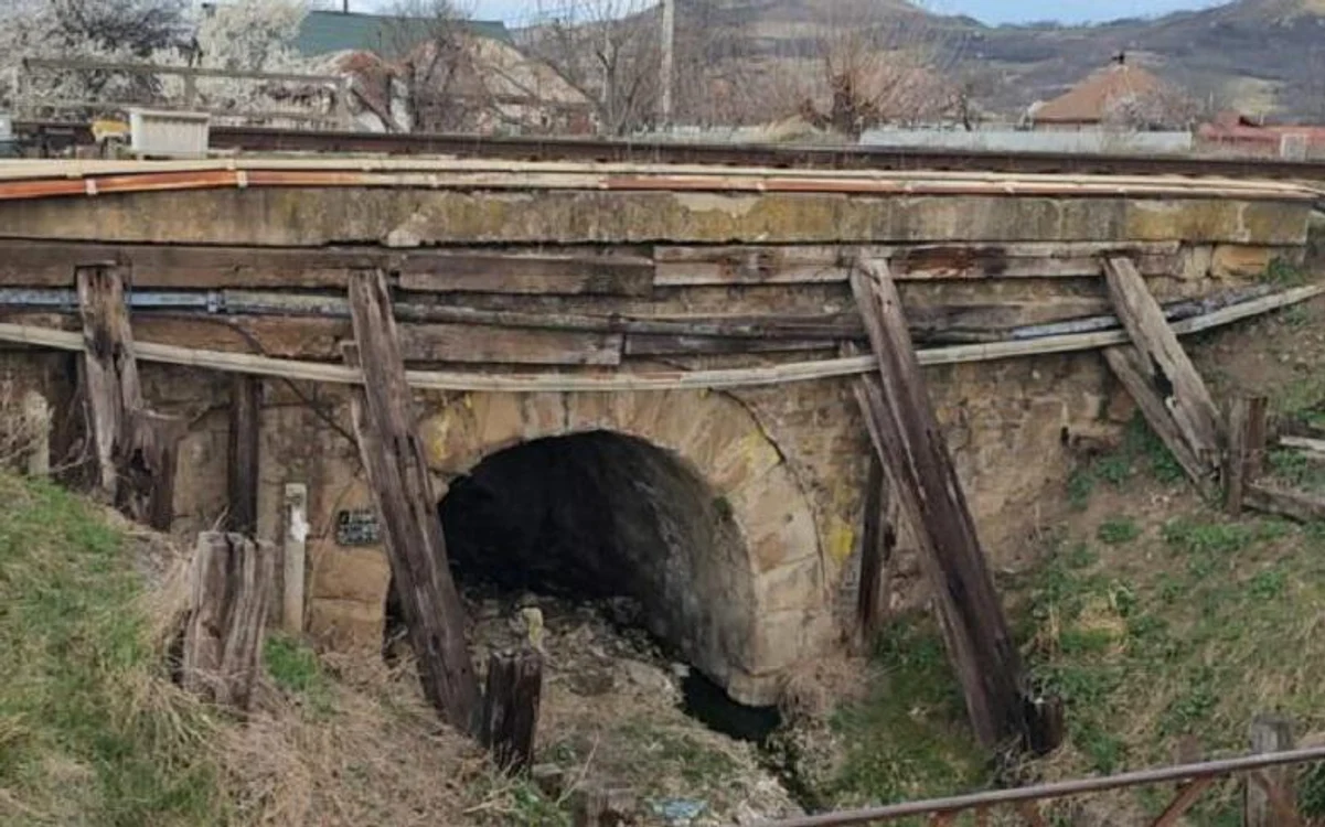 Un pod CFR din Bacău stă sprijinit în proptele din lemn putrezite Foto: Facebook
