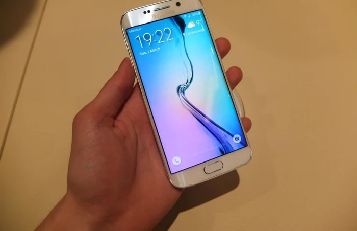 Samsung Galaxy S6 este construit din metal şi sticlă. FOTO Adevărul