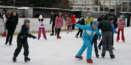 Sucevenii s-au înghesuit la patinoar