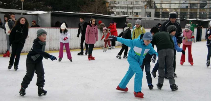 Sucevenii s-au înghesuit la patinoar