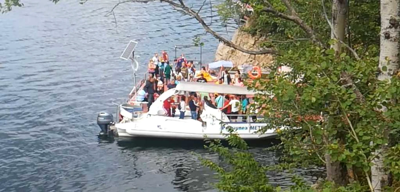 Măsurile de protecţie a pasagerilor şi nici masca de protecţie nu sunt respectate pe ambarcaţiunile de agrement de pe Lacul Vidraru - Argeş Foto DMS Stoica